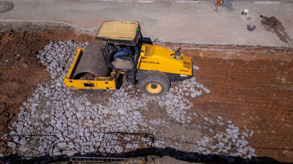 Obras de reestruturação da rede de drenagem são realizadas na Avenida 22 de Maio 165 Obras de reestruturacao da rede de drenagem sao realizadas na Avenida 22 de Maio