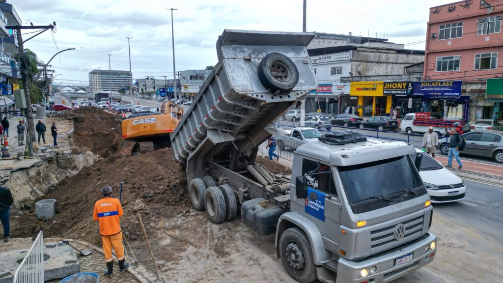 Obras de reestruturação da rede de drenagem são realizadas na Avenida 22 de Maio 167 Obras de reestruturacao da rede de drenagem sao realizadas na Avenida 22 de Maio 2